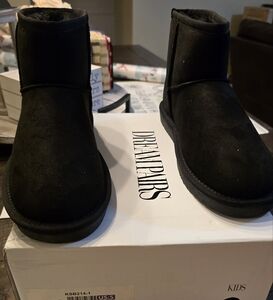 Brand new pair of Dream Pairs , size 5 with the original box.